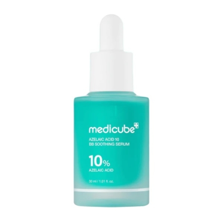 Un flacon turquoise de 30 ml de Medicube Azelaic Acid 16 BB Calming Sérum Apaisant Anti-imperfections à l'Acide Azélaïque avec un bouchon compte-gouttes blanc. L'étiquette indique "10% Azelaic Acid" et d'autres détails du produit en texte blanc. Dakar