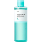 Le tonique clarifiant à l'acide azélaïque et à la niacinamide Medicube, qui affine le grain de peau et unifie le teint, est présenté dans un flacon bleu sarcelle muni d'un bouchon assorti et d'une étiquette blanche. Il contient 8,45 fl. oz. (250 ml) de produit. Dakar