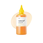 Le Medicube Lotion Resurfaçante à l'Acide Kojique et au Curcuma de 250 ml se caractérise par un liquide jaune orangé et un bouchon jaune pointu, présenté à côté d'un échantillon de toner sur fond blanc. Dakar