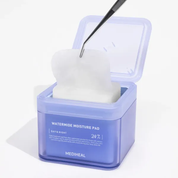 Des pinces soulèvent une seule serviette d'un récipient bleu étiqueté "Mediheal Watermide Moisture Pad", révélant des serviettes blanches de Mediheal Tampons Hydratants à l'Eau à l'Acide Hyaluronique et Céramide 100 pièces. Dakar