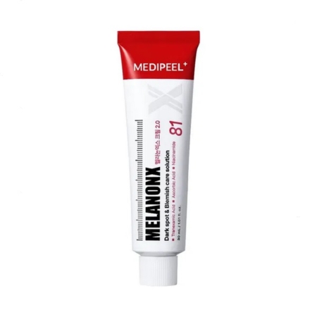Un tube rouge et blanc étiqueté "MediPeel Melanon X Crème Hydratante Pour Taches Sombres Et Sur Plagiat 30ml" se tient debout, avec un texte noir et rouge, comme une solution de soin pour les taches sombres et les imperfections sur un fond blanc. Dakar