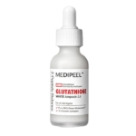 Un flacon compte-gouttes blanc portant la mention « MediPeel Sérum Éclaircissant au Glutathion et à la Niacinamide – Peau Lumineuse et Uniforme 30 ml », adapté à tous les types de peau, à base de glutathion et d’un complexe de 10 vitamines pour une peau éclatante et uniforme. Dakar