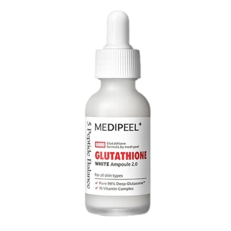 Un flacon compte-gouttes blanc portant la mention « MediPeel Sérum Éclaircissant au Glutathion et à la Niacinamide – Peau Lumineuse et Uniforme 30 ml », adapté à tous les types de peau, à base de glutathion et d’un complexe de 10 vitamines pour une peau éclatante et uniforme. Dakar