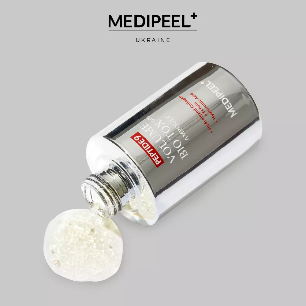 Un flacon argenté étiqueté "Medipeel Sérum en Ampoule Éclat Anti Age Peptide 9 Volume Biotox Ampoule Pro 100 ml" est couché sur le côté avec du gel qui s'écoule sur un fond gris clair. La mention "MEDIPEEL UKRAINE" apparaît au-dessus du nom du produit. Dakar