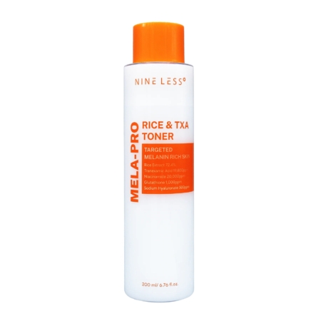 Un flacon blanc muni d'un bouchon orange et portant l'étiquette « Nineless Lotion Tonique Éclat Anti-Taches au Riz et Acide Tranexamique 200 ml » est destiné aux peaux à forte teneur en mélanine ; ses principaux ingrédients sont indiqués sur le devant. Dakar