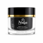 La Crème de Nuit Éclat et Anti Tache 50 ml de Nirlys Paris se présente dans un pot noir et transparent avec un bandeau doré et un dessin minimaliste. Elle offre un soin éclaircissant et anti-taches pour le visage et le cou. Dakar