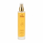 Nirlys Paris Lotion Nettoyante Purifiante Curcuma et Carotte 100 ml se présente dans un flacon en verre givré avec une pompe et un bouchon dorés. L'étiquette comporte un texte orange, un dessin de femme et des informations sur les ingrédients et le volume. Dakar