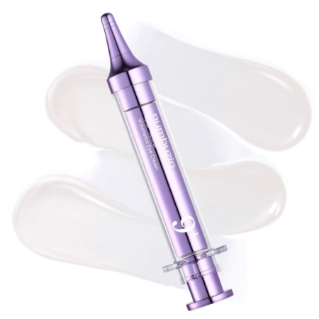 Une seringue cosmétique violet lavande portant l'étiquette « Numbuzin No.9 NAD+ Crème Contour des Yeux Raffermissante Retinol Volumetox 10 ml » repose en diagonale sur trois touches de crème translucide, évoquant le luxe et les soins de la peau de pointe. Dakar