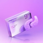 Une boîte violette de Numbuzin n° 9 NAD+ Crème Contour des Yeux Raffermissante au rétinol et Volumetox (10 ml) est posée sur un fond dégradé, accompagnée de deux patchs pour les yeux violets, à l'instar du Medipeel Peptide 9 Volume Lif-Tox. Dakar