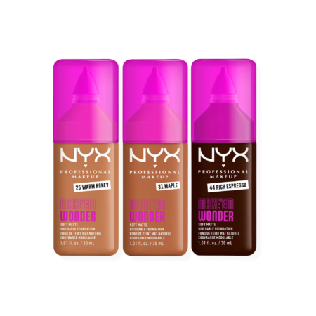 Trois flacons de fond de teint mat et doux « Makeup Wonder » de NYX Professional Makeup, dans les teintes 25 Warm Honey, 31 Maple et 44 Rich Espresso, chacun muni d'un bouchon rose et portant une étiquette indiquant le nom de la teinte et les caractéristiques du produit. Dakar