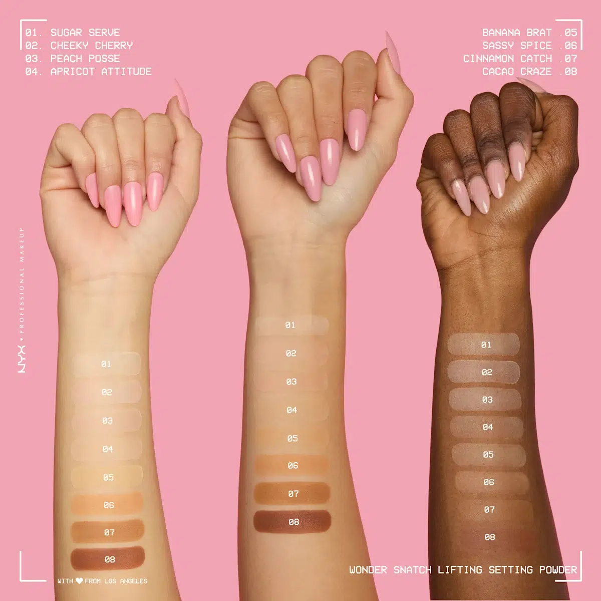 Trois mains aux teints variés présentent les huit nuances (01 à 08) de la poudre libre fixatrice et illuminatrice Nyx Wonder Snatch 6 g, appliquées sur un fond rose. Chaque main arbore de longs ongles vernis en rose pâle. Dakar