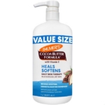 Un grand flacon-pompe blanc de la lotion Palmer's Cocoa Butter Formula with Vitamin E, étiqueté "Value Size". Le texte met l'accent sur la guérison, l'adoucissement, la thérapie quotidienne de la peau et l'hydratation de 48 heures. Le format 1L (33.8 fl oz) est représenté. Dakar