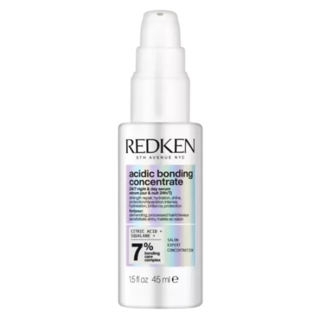 Un flacon de 45 ml de « My Redken Acidic Bonding Concentrate » de Redken, muni d'un distributeur à pompe, dans un emballage blanc et doté d'une étiquette avant irisée indiquant les informations sur le produit. Dakar