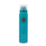 Le déodorant naturel « The Ritual of Karma » de Rituals, sans sels d'aluminium, en format aérosol de 75 ml, de couleur bleu sarcelle, présente un lettrage argenté et blanc ainsi qu'un bouchon en plastique transparent, et contient 75 ml (2,5 fl oz) de produit. Dakar