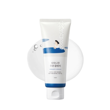 Un tube blanc et bleu de « Round Lab Nettoyant Hydratant à l’Acide Hyaluronique et Sève de Bouleau » de 150 ml, comportant un texte en coréen et l’illustration d’une personne dans l’eau, sur fond blanc orné de bulles et d’une éclaboussure circulaire translucide. Dakar
