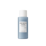 Un flacon cylindrique bleu muni d'un bouchon blanc, portant l'étiquette « Skin1004 Hyalu Teca Glass Skin Milk Essence Lactée Hydratante et Éclat 210 ml », est posé à la verticale sur un fond blanc. Dakar