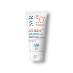 Tube blanc de crème solaire teintée minérale SVR Sun Secure SPF 50+ pour peaux normales à mixtes, avec un texte orange et noir et un petit dessin d'océan près du fond. Dakar