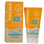 Un tube et un étui de crème-mousse Topicrem Sun Protect SPF 50+ au fini mat, destinée aux peaux sensibles, normales et grasses. L'emballage est orange, avec des inscriptions en blanc et bleu. Le tube contient 50 ml. Dakar