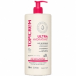 Topicrem Ultra Hydratant, lait de douche 1 L avec pompe rose, étiqueté en français et en anglais. À base d'aloe vera et de glycérine, il nettoie en douceur et hydrate les peaux sensibles et sèches. Dakar