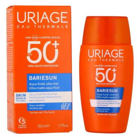 Un flacon et une boîte orange de crème solaire Uriage Bariesun SPF 50+, étiquetée pour une très haute protection et un fluide aqua ultra-mat. L'emballage comporte un texte bleu et blanc et diverses informations sur le produit. Dakar