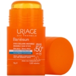Un tube orange de Bariesun Invisible Sun Stick SPF 50+ d'Uriage dont le bouchon a été retiré, laissant apparaître le stick à l'intérieur. L'emballage met en évidence la protection solaire et les caractéristiques principales en texte blanc et bleu. Dakar