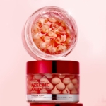 Un flacon au bouchon rouge contenant le sérum apaisant anti-imperfections Medicube à l’acide azélaïque 16 BB (30 ml) est ouvert sur un fond rose, laissant apparaître le soin apaisant qu’il renferme. Dakar