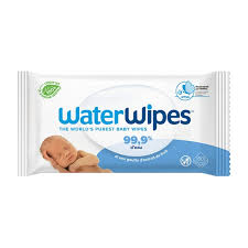 Un paquet de lingettes pour bébés WaterWipes, représentant un bébé endormi sur la gauche et un texte bleu indiquant "99,9 % d'eau" sur fond blanc. Dakar