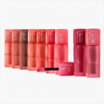Sept rouges à lèvres « SuperStay Teddy Tint » de Maybelline New York, à longue tenue et effet mat, dans des teintes variées, sont alignés ; celui qui se trouve au premier plan laisse apparaître son applicateur recouvert d'une teinte rose. Dakar