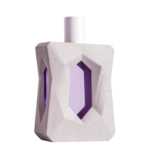 Un flacon géométrique à facettes, au fini gris clair mat, renferme un liquide violet. Un bouchon cylindrique blanc portant l'inscription « ARIANA GRANDE » vient couronner l'élégant flacon de l'eau de parfum pour femme « God Is A Woman » d'Ariana Grande, en format 50 ml. Dakar