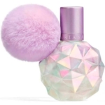 Un flacon de parfum aux couleurs pastel et irisées, en forme de pierre précieuse, muni d'un bouchon lavande et orné d'un gros pompon rose duveteux. Dakar