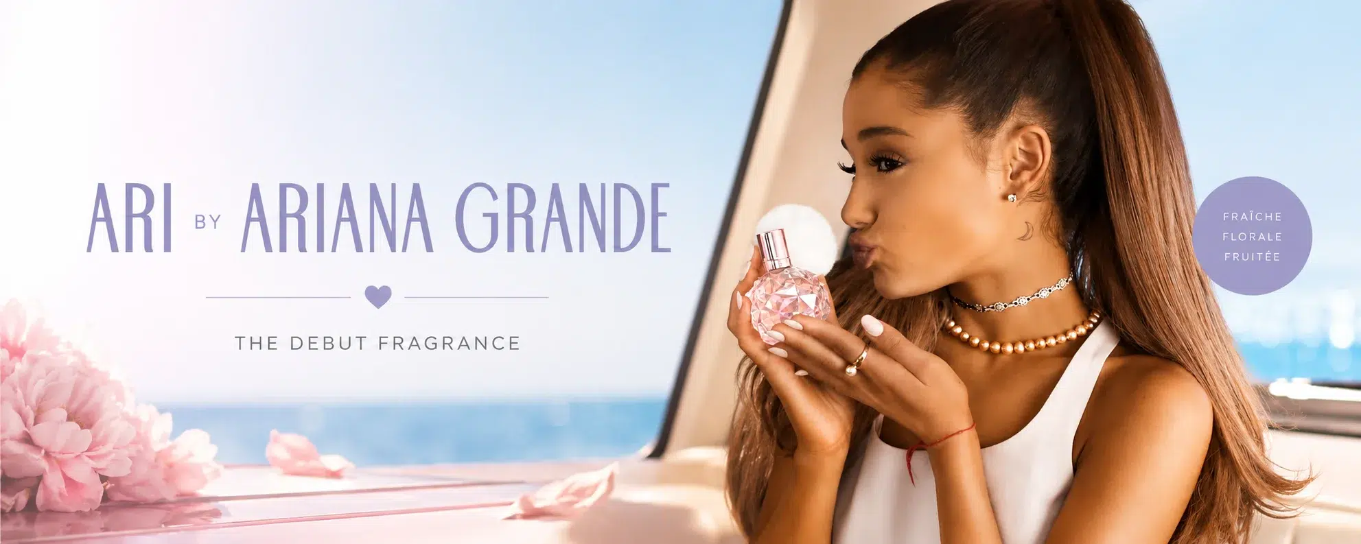 Une femme aux cheveux attachés en queue de cheval haute embrasse un flacon de parfum rose. Le texte indique : « Ari by Ariana Grande, le premier parfum ». Des tons doux de rose et de violet dominent l'image, avec des fleurs et une vitre de voiture floue en arrière-plan, illustrant tout le charme du style luxueux d'Univers Cosmetix. Dakar
