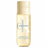 Un flacon de brume parfumée pour les cheveux et le corps « Satin Cream » de Calvin Klein, d'une contenance de 236 ml, contenant un liquide jaune clair et muni d'un bouchon doré, sur lequel figurent le logo CK et les informations sur le produit. Dakar