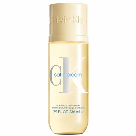 Un flacon de brume parfumée pour les cheveux et le corps « Satin Cream » de Calvin Klein, d'une contenance de 236 ml, contenant un liquide jaune clair et muni d'un bouchon doré, sur lequel figurent le logo CK et les informations sur le produit. Dakar