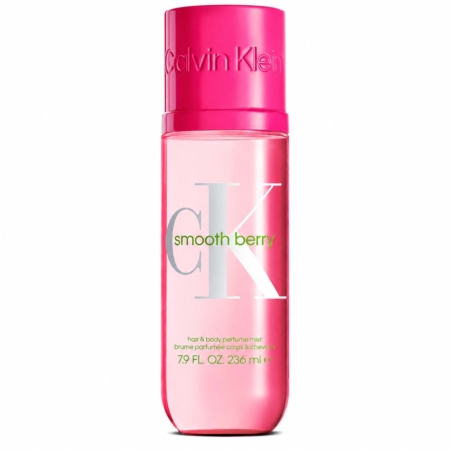 Un flacon rose de brume parfumée pour les cheveux et le corps « Calvin Klein Smooth Berry », orné de grandes lettres « ck » et d'un texte vert, muni d'un bouchon rose et du logo Calvin Klein sur le dessus. Le flacon contient 236 ml (7,9 fl oz). Dakar