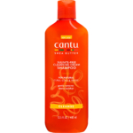 Un flacon de 400 ml de shampooing Cantu Sans Sulfates au Beurre de Karité, conçu pour les boucles, les coils et les ondulations naturelles, et formulé pour éliminer en douceur les résidus tenaces. Dakar