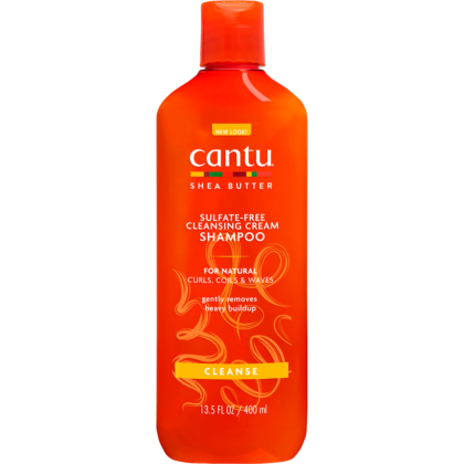 Un flacon de 400 ml de shampooing Cantu Sans Sulfates au Beurre de Karité, conçu pour les boucles, les coils et les ondulations naturelles, et formulé pour éliminer en douceur les résidus tenaces. Dakar