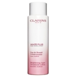 Un flacon blanc et rose de « Clarins White Plus Pure Translucidité Eau de Beauté Éclaircissant Soin Éclat » de Clarins, 200 ml, sur lequel figurent les informations sur le produit en lettres rouges et grises sur le devant. Dakar
