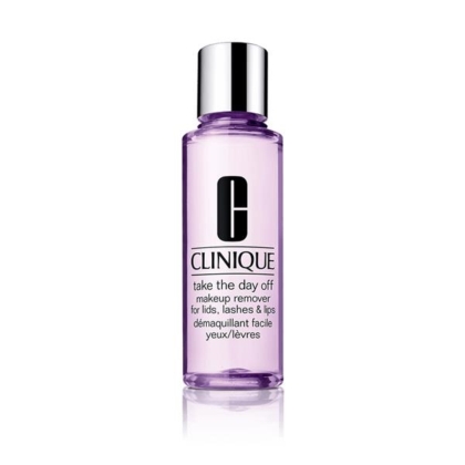 Un flacon de 125 ml du démaquillant « Take The Day Off » pour les yeux, les cils et les lèvres de Clinique, sans parfum, doté d'un bouchon argenté et contenant un liquide violet, présenté sur un fond blanc. Dakar