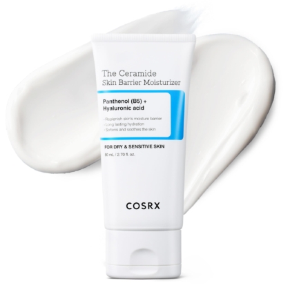 Un tube de 80 ml de « Cosrx Ceramide Skin Barrier Moisturizer Crème Apaisante et Nourrissante Peaux Sensibles » est représenté debout, avec une trace de crème à l'arrière-plan. L'étiquette met en avant le panthénol (vitamine B5), l'acide hyaluronique et sa formule douce adaptée aux peaux sèches et sensibles. Dakar