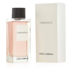 Un flacon de parfum « L’Imperatrice » de Dolce & Gabbana, contenant un liquide rose pâle, muni d’un bouchon noir et d’une étiquette blanche, posé à côté de son coffret blanc assorti, orné d’une inscription noire. Dakar