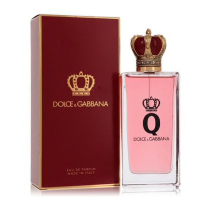 Un flacon d'eau de parfum Dolce & Gabbana Q Femme de 100 ml, rempli d'un parfum aux reflets roses, trône avec élégance à côté de son coffret assorti rouge et or. Le flacon se distingue par son bouchon en forme de couronne et arbore le logo emblématique « Q ». Dakar