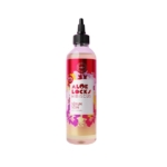 Une bouteille en plastique transparent de 250 ml contenant le produit « Eeasy Pouss Aloe Locks Hibiscus Sérum Anti-Casse Nourrissant pour Cheveux Secs », munie d'un bouchon noir à visser et d'une étiquette arborant des motifs floraux roses et rouges ainsi que le nom du produit en lettres blanches. Dakar