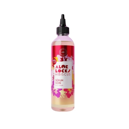 Une bouteille en plastique transparent de 250 ml contenant le produit « Eeasy Pouss Aloe Locks Hibiscus Sérum Anti-Casse Nourrissant pour Cheveux Secs », munie d'un bouchon noir à visser et d'une étiquette arborant des motifs floraux roses et rouges ainsi que le nom du produit en lettres blanches. Dakar