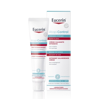 Le tube et la boîte de la crème apaisante intensive Eucerin AtopiControl, tous deux blancs rehaussés de touches de rouge et de bleu clair, sont représentés debout sur un fond blanc. Dakar