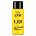 Une bombe jaune de spray « Glued Blasting Freeze » de la marque got2b par Schwarzkopf, dont l'étiquette vante une tenue « screaming hold » et une tenue « ultime », avec un texte et un bouchon noirs. Dakar