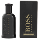 Un flacon noir de Hugo Boss Boss Bottled Parfum Pour Homme 100 ml est présenté à côté de son coffret noir assorti ; tous deux arborent l'inscription « BOSS » en lettres dorées bien visibles. Dakar