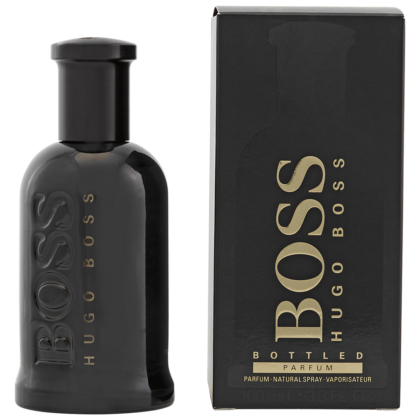 Un flacon noir de Hugo Boss Boss Bottled Parfum Pour Homme 100 ml est présenté à côté de son coffret noir assorti ; tous deux arborent l'inscription « BOSS » en lettres dorées bien visibles. Dakar