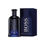 Un flacon bleu foncé de 100 ml d'eau de toilette pour homme « Hugo Boss Bottled Night » trône à côté de son coffret assorti ; tous deux arborent le logo « BOSS » en lettres blanches bien visibles. Leur design moderne se détache nettement sur un fond blanc immaculé. Dakar