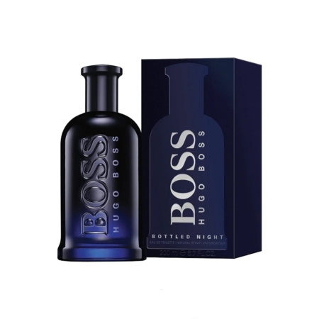 Un flacon bleu foncé de 100 ml d'eau de toilette pour homme « Hugo Boss Bottled Night » trône à côté de son coffret assorti ; tous deux arborent le logo « BOSS » en lettres blanches bien visibles. Leur design moderne se détache nettement sur un fond blanc immaculé. Dakar
