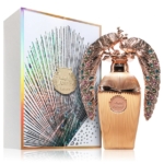 Un luxueux flacon de parfum doré, orné de deux paons sculptés et sertis de pierres précieuses se faisant face, posé à côté d'un élégant coffret irisé, décoré d'un motif en forme d'éventail et arborant un emblème doré portant l'inscription « Attar Al Firdaws ». Dakar